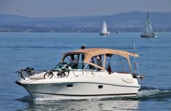 Un bateau à moteur d'occasion qui avance sur l'eau 