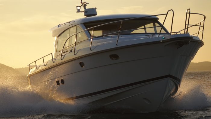 bateau à moteur d'occasion avec un coucher de soleil